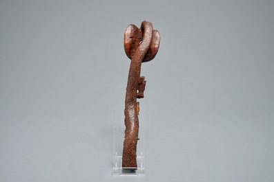Een Chinese houten ruyi scepter met reli&euml;fdecor, 19/20e eeuw