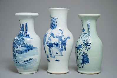 Trois vases en porcelaine de Chine bleu et blanc, 19&egrave;me