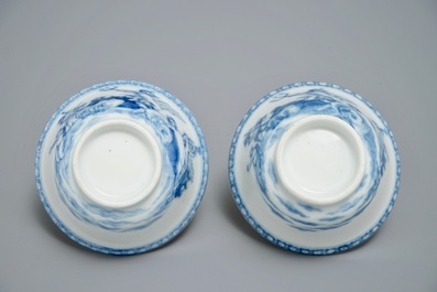 Une paire de tasses et soucoupes en porcelaine de Chine bleu et blanc &agrave; d&eacute;cor de Neptune, Qianlong