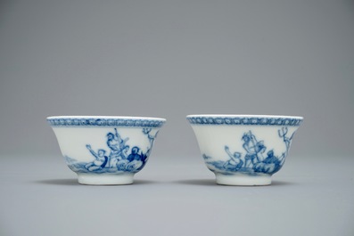 Une paire de tasses et soucoupes en porcelaine de Chine bleu et blanc &agrave; d&eacute;cor de Neptune, Qianlong