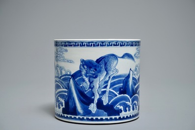 Een Chinese blauwwitte cylindrische penselenbeker met fabeldieren, Kangxi