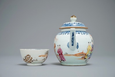 Een Chinese famille rose theepot en kop en schotel met mandarijns decor, Qianlong