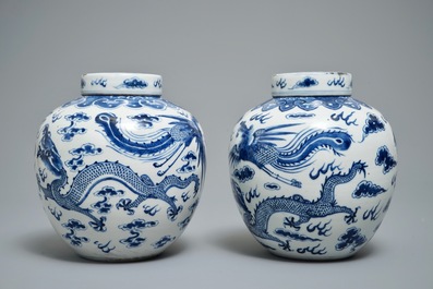 Twee Chinese blauwwitte dekselpotten met draken en feniksen, 19e eeuw