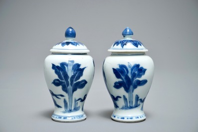 Une paire de vases couverts miniatures ou bo&icirc;tes &agrave; th&eacute; en porcelaine de Chine bleu et blanc, Kangxi