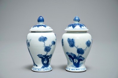 Une paire de vases couverts miniatures ou bo&icirc;tes &agrave; th&eacute; en porcelaine de Chine bleu et blanc, Kangxi