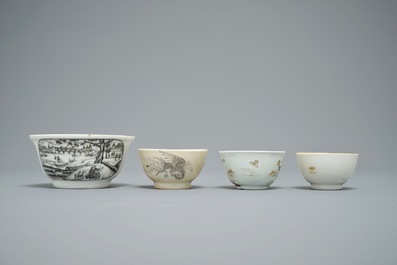 Un bol et trois tasses en porcelaine de Chine grisaille et dor&eacute;, Yongzheng/Qianlong