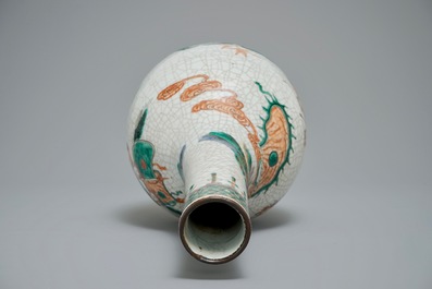 A Chinese famille verte crackle ware bottle vase, 19/20th C.