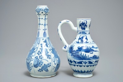 Une verseuse et une bouteille en porcelaine de Chine bleu et blanc, &eacute;poque Transition et Wanli