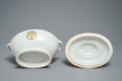 Une terrine couverte sur pr&eacute;sentoir en porcelaine de Chine &agrave; d&eacute;cor 'L&rsquo;urne myst&eacute;rieuse', Qianlong/Jiaqing