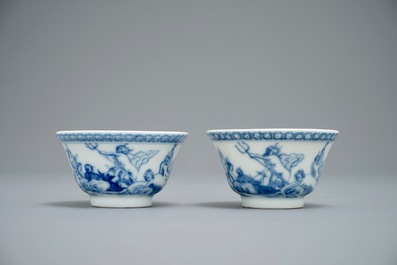 Une paire de tasses et soucoupes en porcelaine de Chine bleu et blanc &agrave; d&eacute;cor de Neptune, Qianlong