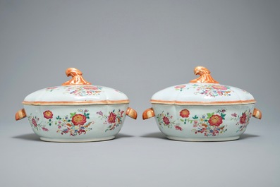 Une paire de terrines couvertes sur pr&eacute;sentoirs en porcelaine de Chine famille rose, Qianlong