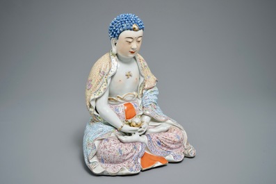 Een grote Chinese famille rose figuur van Boeddha Shakyamuni, 19/20e eeuw