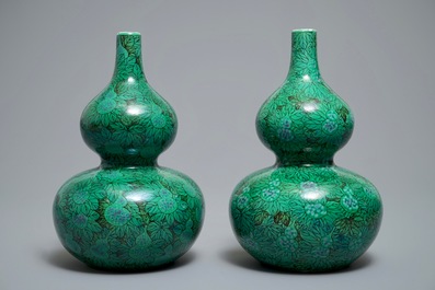 Une paire de vases de forme double gourde &agrave; d&eacute;cor de courges sur fond vert, R&eacute;publique, 20&egrave;me