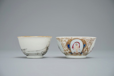 Deux tasses et soucoupes en porcelaine de Chine famille rose et grisaille, Qianlong