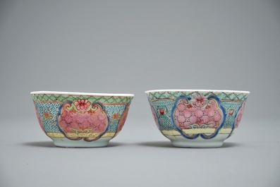 Une paire de tasses et soucoupes en porcelaine de Chine famille rose coquille d'oeuf, Yongzheng