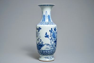 Een grote Chinese blauwwitte vaas met een dame met kalligrafie, 19e eeuw