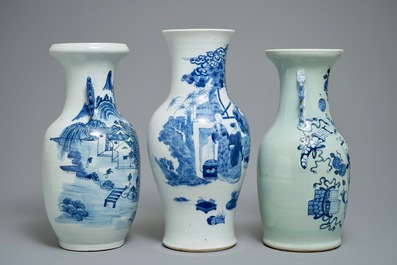 Trois vases en porcelaine de Chine bleu et blanc, 19&egrave;me