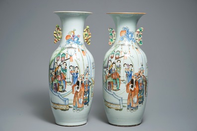 Une paire de vases en porcelaine de Chine famille rose &agrave; d&eacute;cor de figures, 19/20&egrave;me