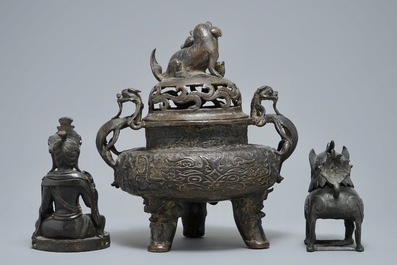 Twee Chinese bronzen wierookbranders en een figuur van Boeddha Shakyamuni, Ming en later