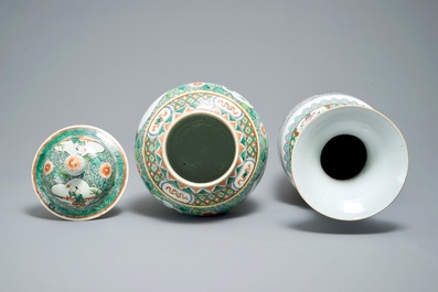 Deux vases en porcelaine de Chine famille rose et verte, 19&egrave;me