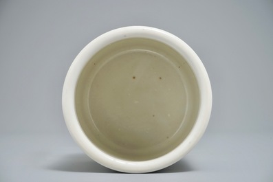Un pot &agrave; pinceaux en porcelaine de Chine famille rose, 19/20&egrave;me