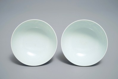 Une paire de bols aux dragons en porcelaine de Chine bleu et blanc, marque de Guangxu, 19/20&egrave;me