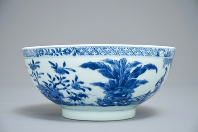 Een Chinese blauwwitte kom met figuratief decor rondom, Kangxi/Yongzheng