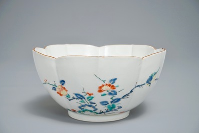 Un bol en forme de lotus en porcelaine Kakiemon de Japon figurant des gar&ccedil;ons, Edo, 17&egrave;me