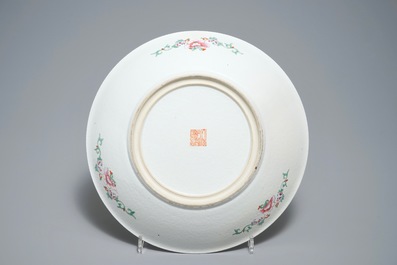 Un vase couvert et un plat &agrave; d&eacute;cor millefleurs en porcelaine de Chine famille rose, 19/20&egrave;me