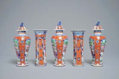Une garniture de cinq vases en porcelaine de style famille rose &agrave; d&eacute;cor mandarin, Samson, Paris, 19&egrave;me
