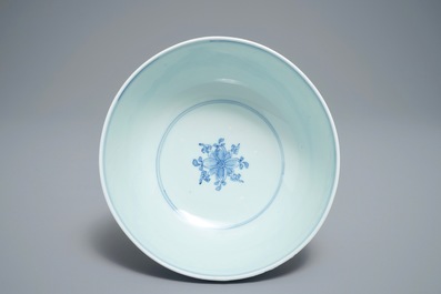 Een Chinese blauwwitte kom met figuratief decor rondom, Kangxi/Yongzheng