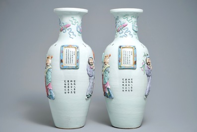 Une paire de vases en porcelaine de Chine famille rose &agrave; d&eacute;cor appliqu&eacute; Wu Shuang Pu, marque de Qianlong, 19&egrave;me
