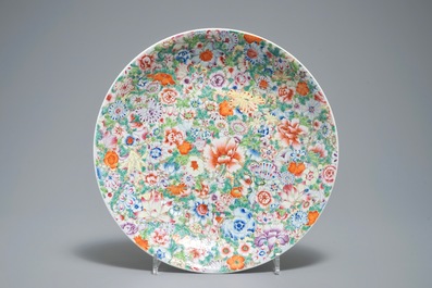 Un vase couvert et un plat &agrave; d&eacute;cor millefleurs en porcelaine de Chine famille rose, 19/20&egrave;me