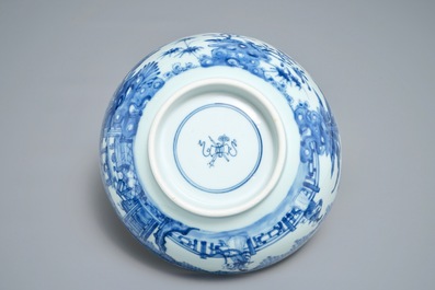 Een Chinese blauwwitte kom met figuratief decor rondom, Kangxi/Yongzheng