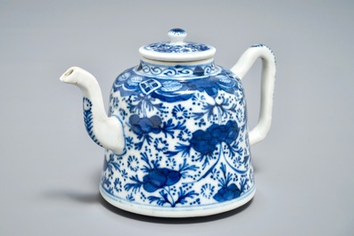 A Chinese blue and white teapot with floral design, Qianlong/Jiaqing