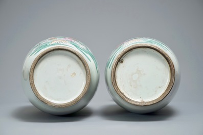 Une paire de vases en porcelaine de Chine famille rose aux doubles d&eacute;cors, 19/20&egrave;me