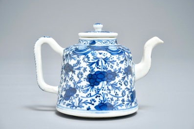 A Chinese blue and white teapot with floral design, Qianlong/Jiaqing
