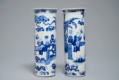 Deux vases en porcelaine de Chine bleu et blanc figurant des femmes dans un jardin, 19&egrave;me