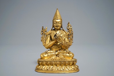 A Sino-Tibetan gilt bronze figure of Tsongkhapa, 17/18th C.