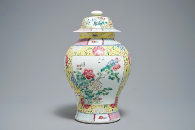 Un vase couvert et un plat &agrave; d&eacute;cor millefleurs en porcelaine de Chine famille rose, 19/20&egrave;me