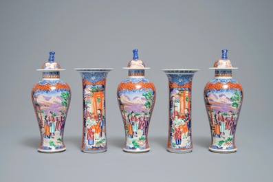 Une garniture de cinq vases en porcelaine de style famille rose &agrave; d&eacute;cor mandarin, Samson, Paris, 19&egrave;me