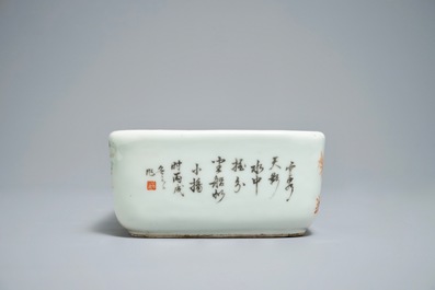 Une jardini&egrave;re de forme rectangulaire en porcelaine de Chine qianjiang cai, 19/20&egrave;me