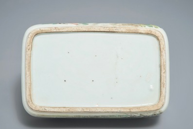 Une jardini&egrave;re de forme rectangulaire en porcelaine de Chine qianjiang cai, 19/20&egrave;me