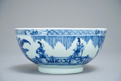 Een Chinese blauwwitte kom met figuratief decor rondom, Kangxi/Yongzheng