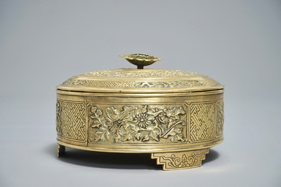 A round Chinese gilt copper-alloy box and cover with floral design, 18/19th C.