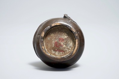 Un vase de forme bouteille en bronze d&eacute;cor&eacute; d&rsquo;un qilong, Ming/Qing, 17&egrave;me