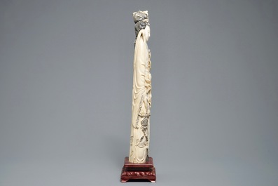 Een grote Chinese ivoren figuur van een dame, 2e helft 19e eeuw