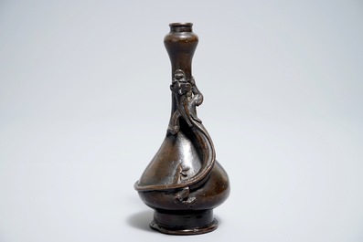 Un vase de forme bouteille en bronze d&eacute;cor&eacute; d&rsquo;un qilong, Ming/Qing, 17&egrave;me