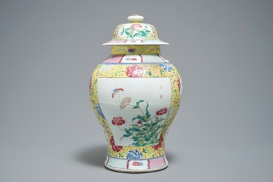 Un vase couvert et un plat &agrave; d&eacute;cor millefleurs en porcelaine de Chine famille rose, 19/20&egrave;me