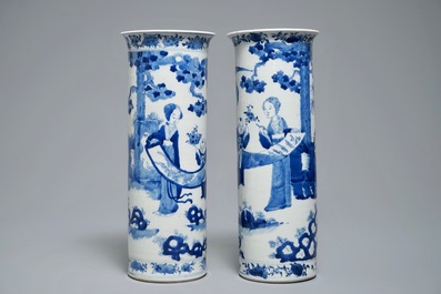 Deux vases en porcelaine de Chine bleu et blanc figurant des femmes dans un jardin, 19&egrave;me